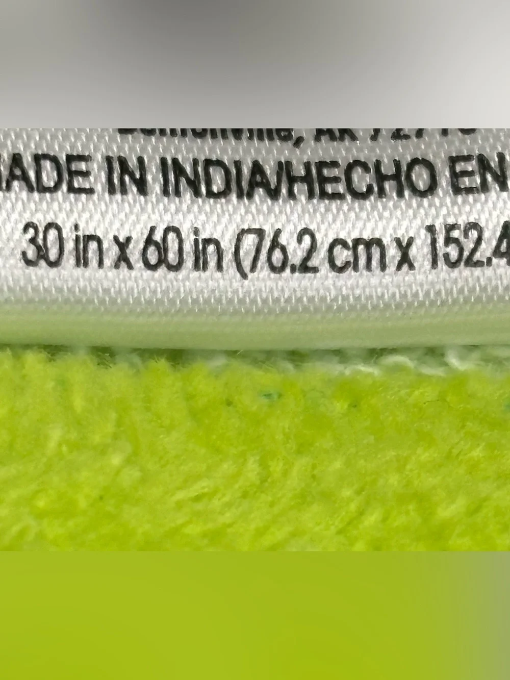 Mainstay beach Towel Neon Lime and White Knit Label 30 in X 60 in